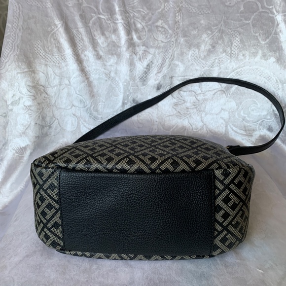 Tommy Hilfiger Medium Hobo Shoulder Bag – Stylish & Versatile in Stunning Color - Picture 4 of 12